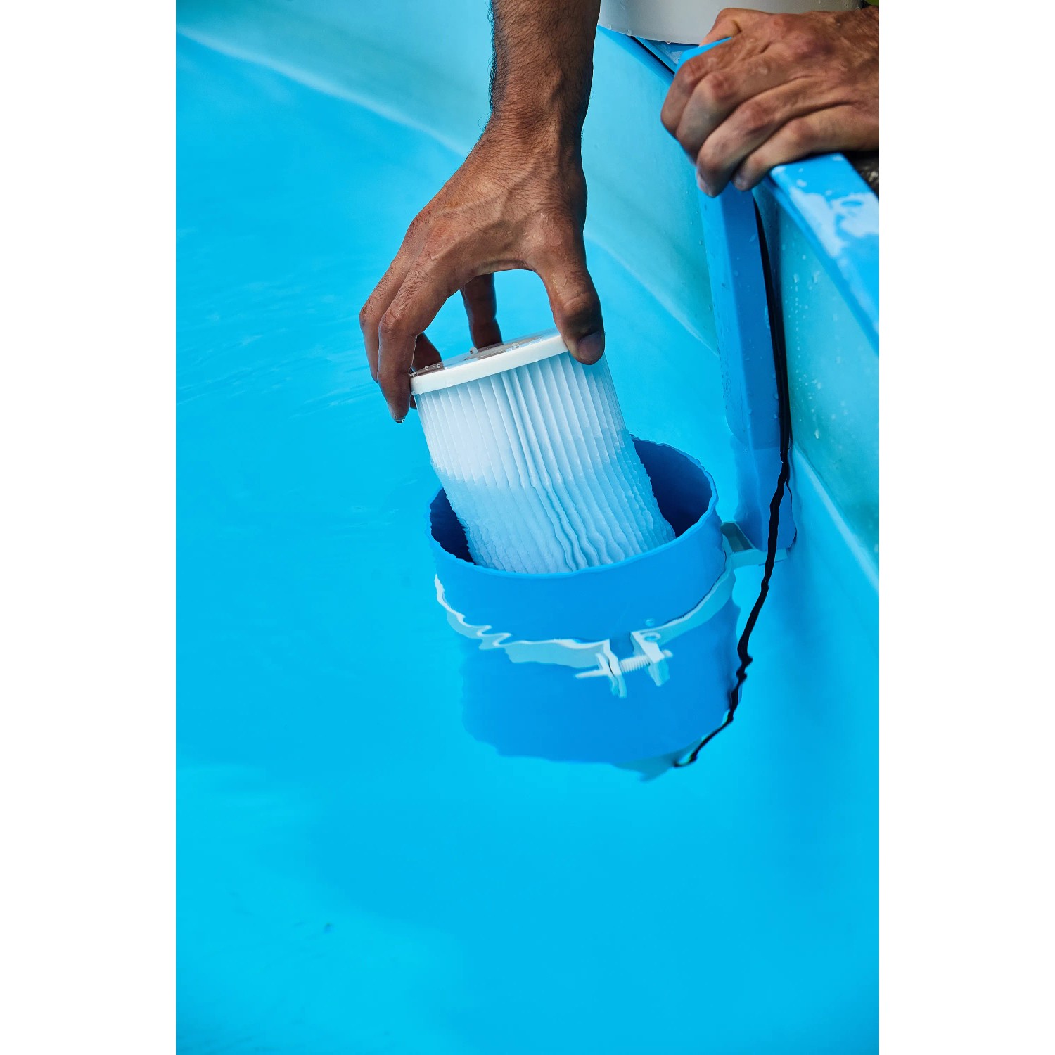 Sistema di filtraggio a parete Summer Fun Skimmy 2 in piscina, cartuccia in fase di inserimento.