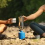 Fornello a gas Campingaz Twister Connect con macchina per espresso e due persone nella natura.