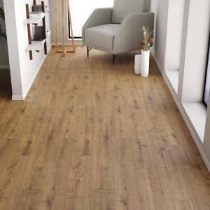 Pavimento vinilico effetto legno posato in soggiorno con poltrona e decorazioni.