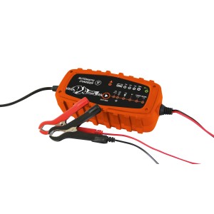 Caricabatterie automatico arancione con morsetti per batteria auto. Accessori auto.