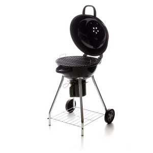 Barbecue a carbone nero con coperchio aperto e telaio cromato. Ideale per grigliate.