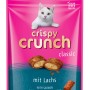 Vitakraft Crispy Crunch Salmone, snack per gatti da 60g in sacchetto rosa con snack e gatto.