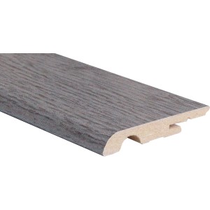 Battiscopa t.b.t. grigio con venature del legno e bordo arrotondato.