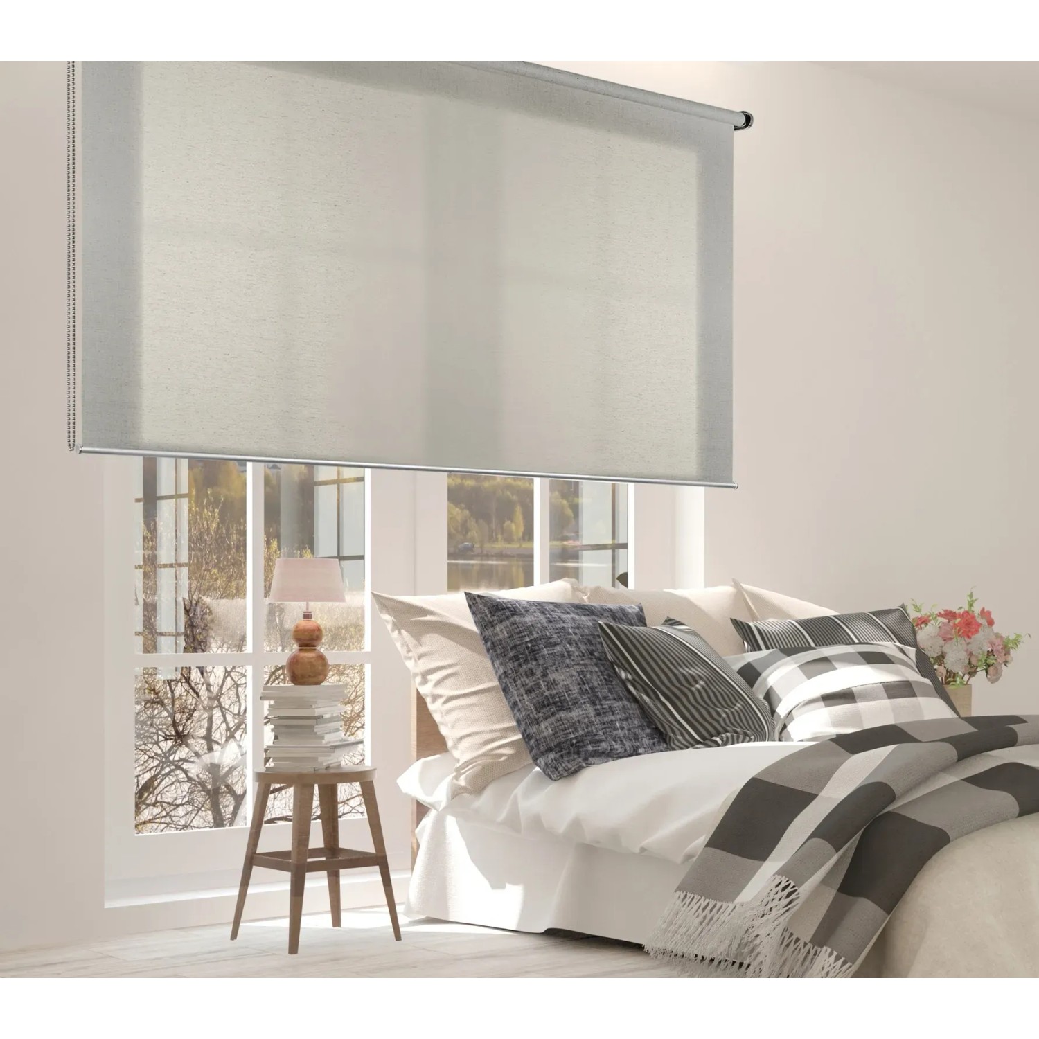 Tenda a rullo t.b.t. beige davanti alla finestra in camera da letto.