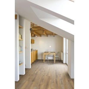 Pavimento in laminato "t.b.t." posato come rivestimento in soggiorno con cucina e zona pranzo.