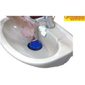 Rothenberger Mini Ventosa Ropü in uso in un lavandino per la pulizia dello scarico.