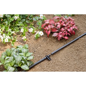 t.b.t. Microirrigazione in giardino con piante e sistema di irrigazione.