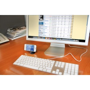 t.b.t. per interni auto: Supporto smartphone su scrivania con PC e tastiera.