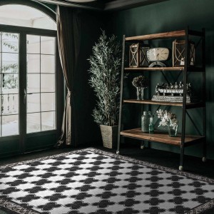 Tappeto a motivi in stanza con scaffale e finestra. Tappeto moderno.