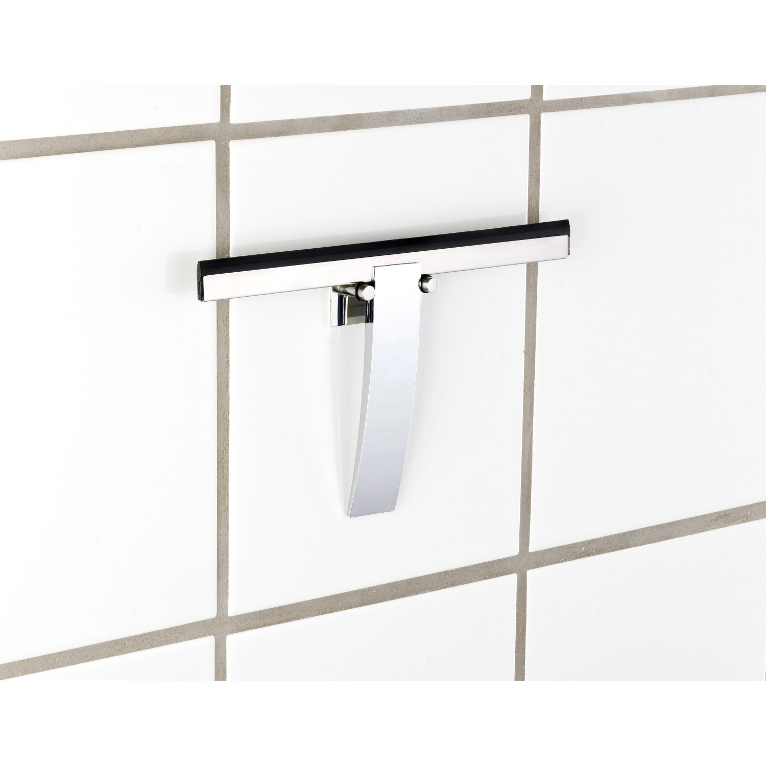 Wenko tergivetro bagno Gela in acciaio inox su piastrelle bianche.