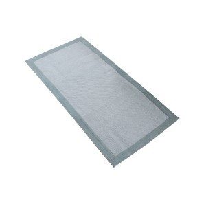 Tappeto t.b.t. rettangolare grigio chiaro con bordo stretto.
