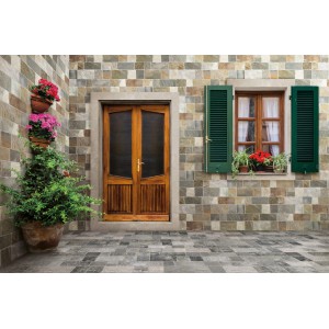 Area esterna con pavimentazione t.b.t. in tonalità grigie e marroni, aspetto rustico.