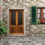 Area esterna con pavimentazione t.b.t. in tonalità grigie e marroni, aspetto rustico.