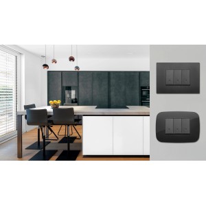 Due placche e comandi t.b.t. grigie in un design di cucina moderno.