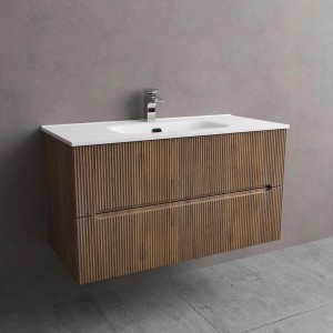 Mobile bagno t.b.t. con finitura legno scanalato e lavabo bianco.