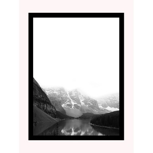 Quadri in bianco e nero con cornice e motivo di lago di montagna.