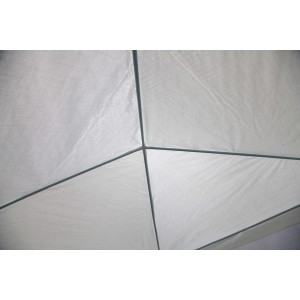 Dettaglio del tetto di un gazebo. Telone bianco e struttura grigia.