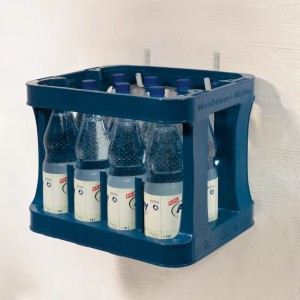 Portacassa per bottiglie zincato a parete con cassa blu e bottiglie.