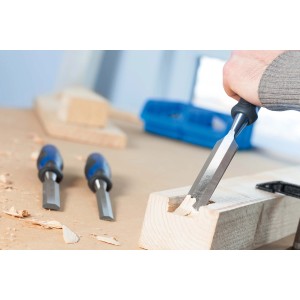 Scalpello in uso: Uno scalpello viene utilizzato per lavorare il legno.