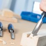 Scalpello in uso: Uno scalpello viene utilizzato per lavorare il legno.