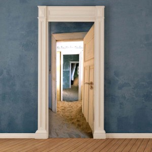 t.b.t. Fotomurale con motivo porta e vista su stanze abbandonate con sabbia.