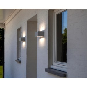 Lampada da parete per esterni a LED LUTEC Gemini bianca su una parete di casa.