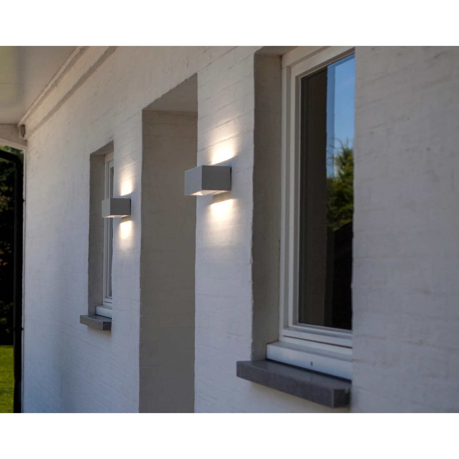 Lampada da parete per esterni a LED LUTEC Gemini bianca su una parete di casa.