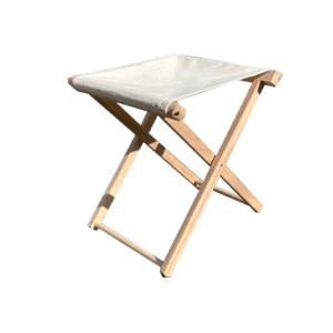 Sgabello pieghevole con struttura in legno e seduta in tessuto.