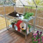 Scaffale Palram in metallo per serra con piante e accessori da giardinaggio.