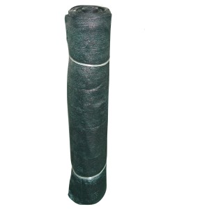 Arelle ombreggiante verde arrotolata per privacy e ombra.