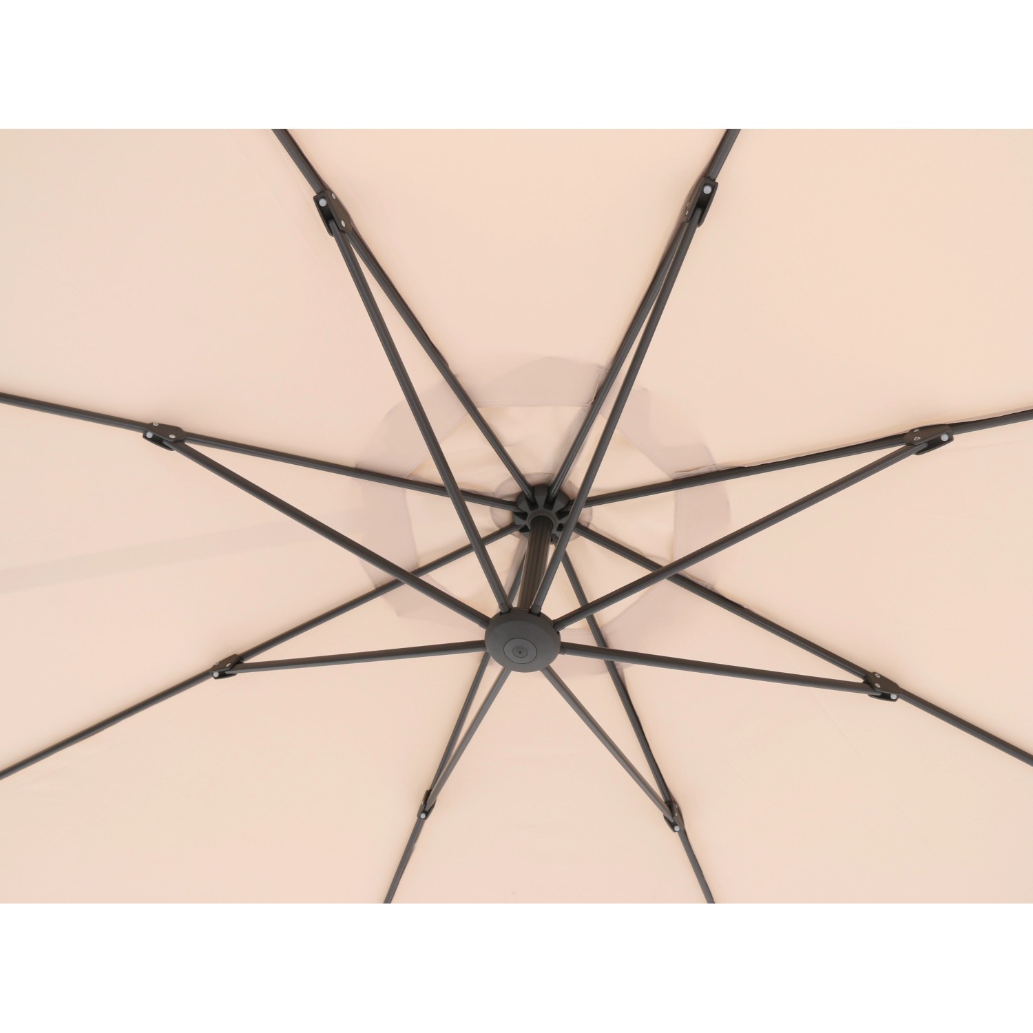 Dettaglio dell'ombrellone a braccio Alvarado beige (Ø 300 cm) con manovella, vista dal basso sulla copertura.
