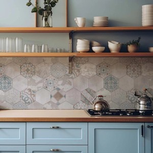 Alzatina cucina con piastrelle esagonali t.b.t. nei toni del grigio e del blu.