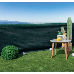 Frangivista t.b.t. verde scuro in giardino con tavolo e decorazioni.