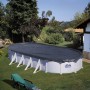 Piscina ovale coperta con copertura invernale in giardino.