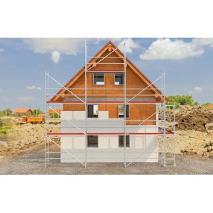 Facciata di casa in costruzione con impalcatura. Categoria Tasselli.