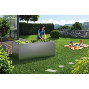 Aiuola rialzata in metallo Biohort grigio scuro con piante in giardino, 77x102x102 cm.