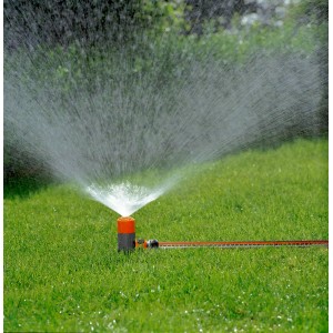 Irrigatore a spruzzo Gardena Classic Fox che irriga un prato.