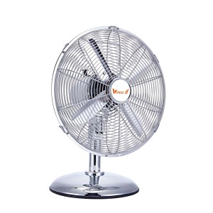 Ventilatore da tavolo cromato con tre pale e griglia di protezione.