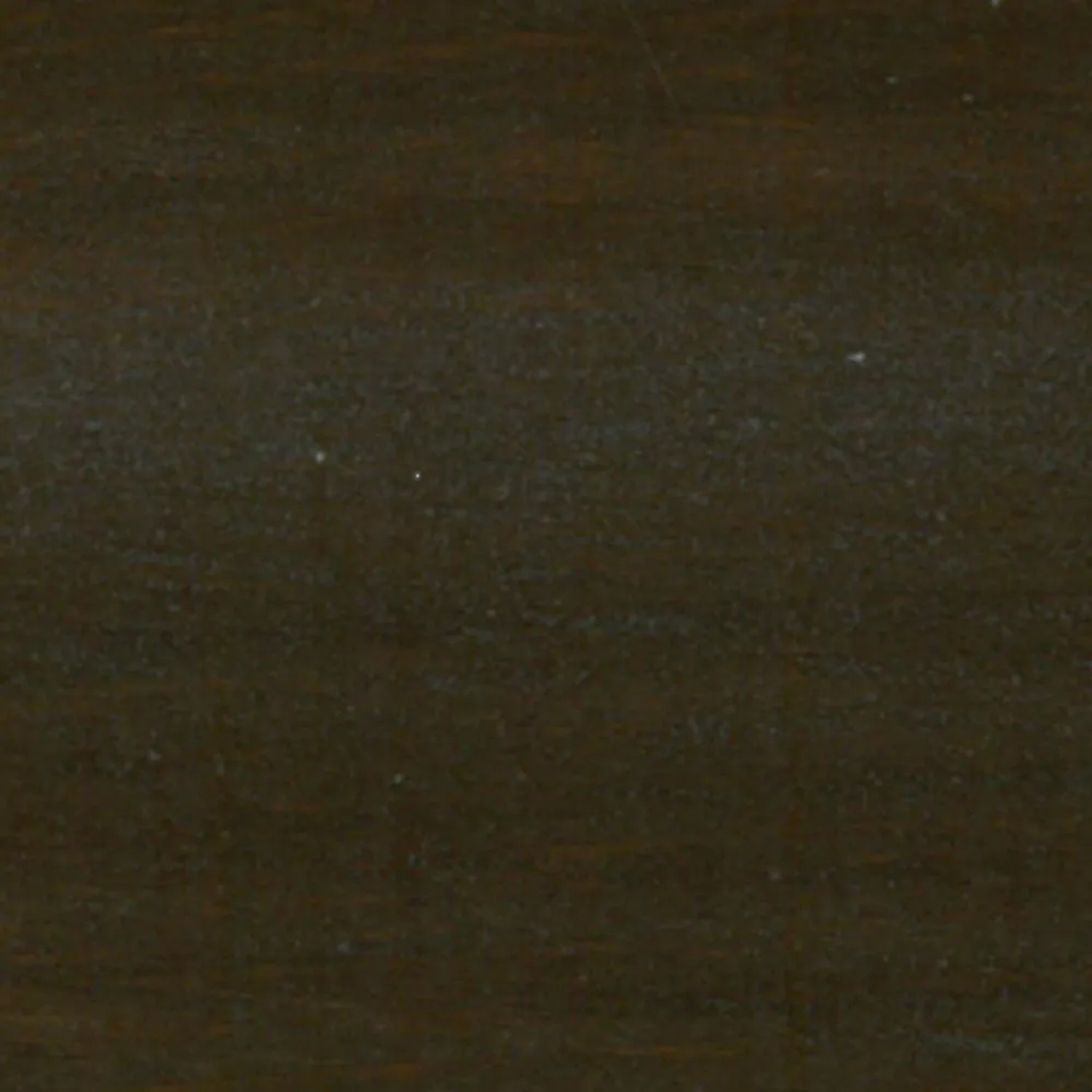 Primo piano di legno trattato con impregnante scuro. Protezione legno.