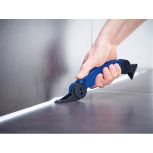 Mano che utilizza il raschietto per fughe LUX Comfort (6 pezzi) per rimuovere il sigillante siliconico.