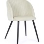 Sedia imbottita beige con gambe nere. Seduta elegante per sala da pranzo e soggiorno.