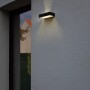 Lampada da parete solare a LED Lutec Fadi nera, rettangolare con sensore di movimento su muro di casa.
