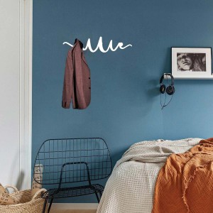 Appendiabiti da parete t.b.t. in camera da letto con giacca. Organizer armadio.