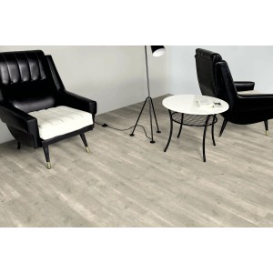 Laminato Masterfloor Beton Fossil posato in soggiorno con mobili.