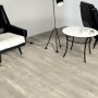 Laminato Masterfloor Beton Fossil posato in soggiorno con mobili.