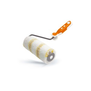 Rullo per pittura con manico arancione, adatto a vari lavori di verniciatura.