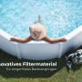 Donna si rilassa in piscina, con le sfere filtranti Gre Pool Aqualoon in primo piano. Acqua pulita grazie ai media filtranti.