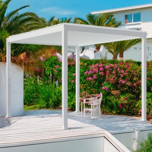 Gazebo bianco t.b.t. con tetto a lamelle in giardino.