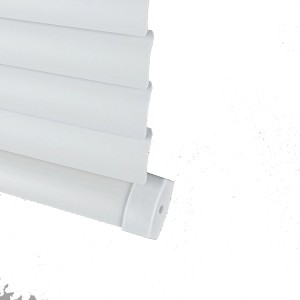 Dettaglio di una tenda veneziana bianca t.b.t., che mostra lamelle e meccanismo.