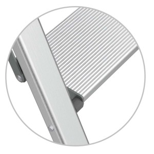 Dettaglio di una scala a pioli argentata (Scale e sgabelli) con gradino scanalato.